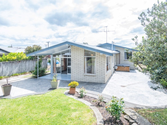 Very tidy three bedroom family home. Ref 27Win