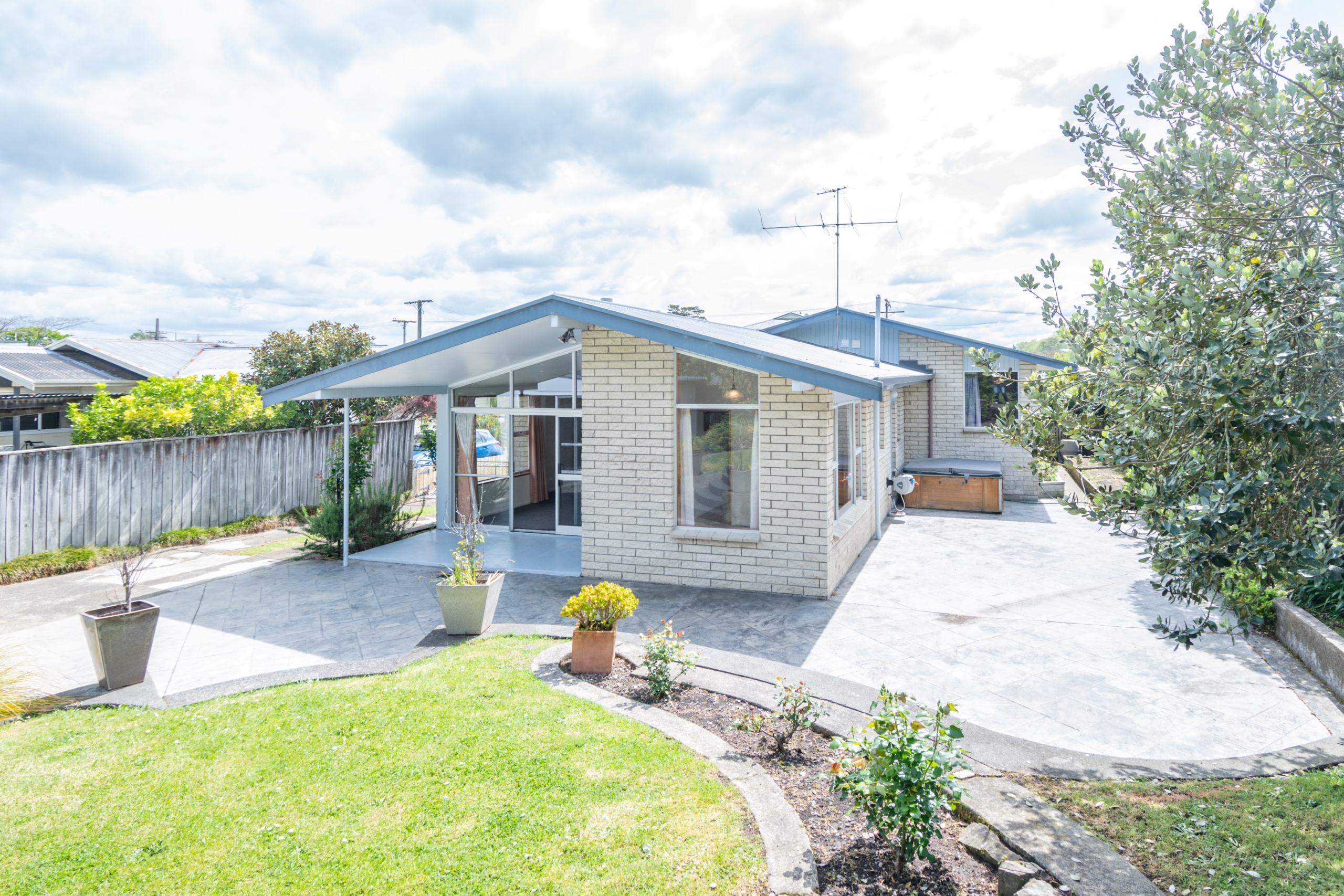 Very tidy three bedroom family home. Ref 27Win